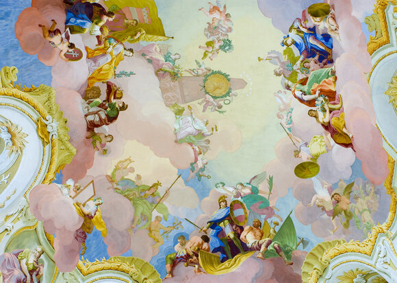 Das Deckenfresko den Marmorsaales von Daniel Gran zeigt mehrere allegorische Gruppen und Herrscherfiguren rund um Leopold III.