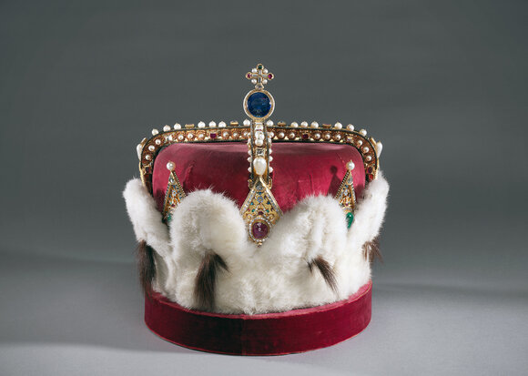 Erzherzogshut mit Hermelinbesatz, verziert mit Gold, Perlen und Edelsteinen.