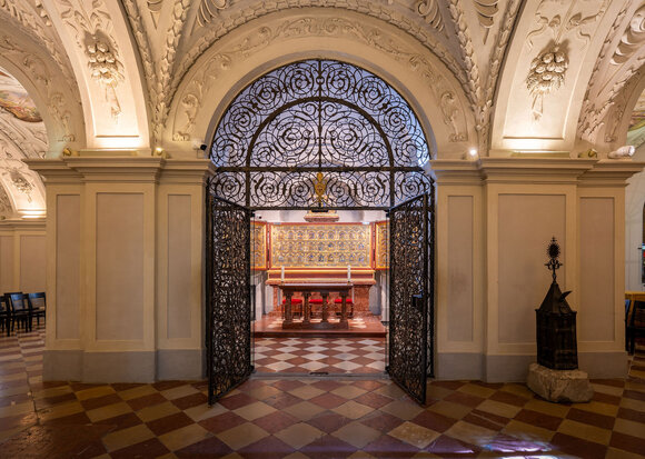 Blick in der Leopoldskapelle auf den Verduner Altar
