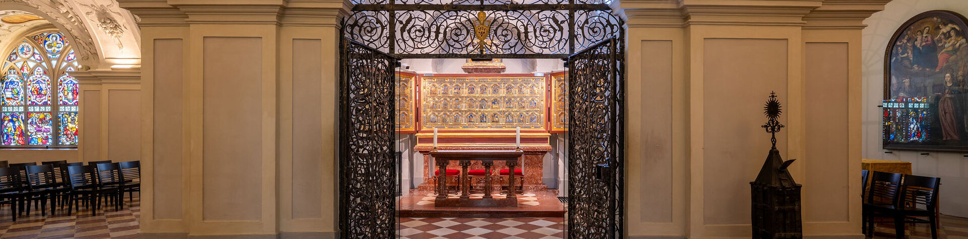 Blick in der Leopoldskapelle auf den Verduner Altar