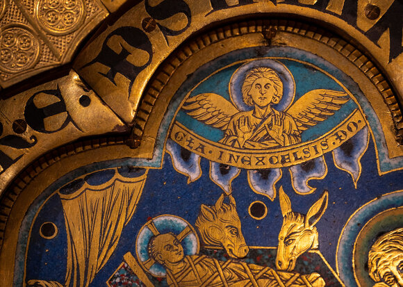 Detail einer Emailtafel des Verduner Altars das die Szene von der Geburt Jesus zeigt.