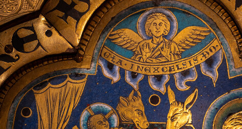 Detail einer Emailtafel des Verduner Altars das die Szene von der Geburt Jesus zeigt.