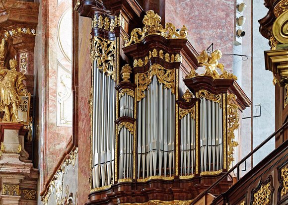 Chororgel in der Stiftskirche Klosterneuburg mit goldenen Verzierungen.
