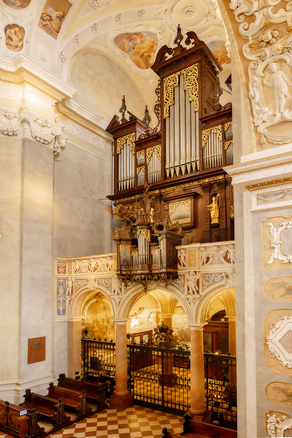Gesamtansicht der historischen Festorgel der Stiftsbasilika Klosterneuburg.