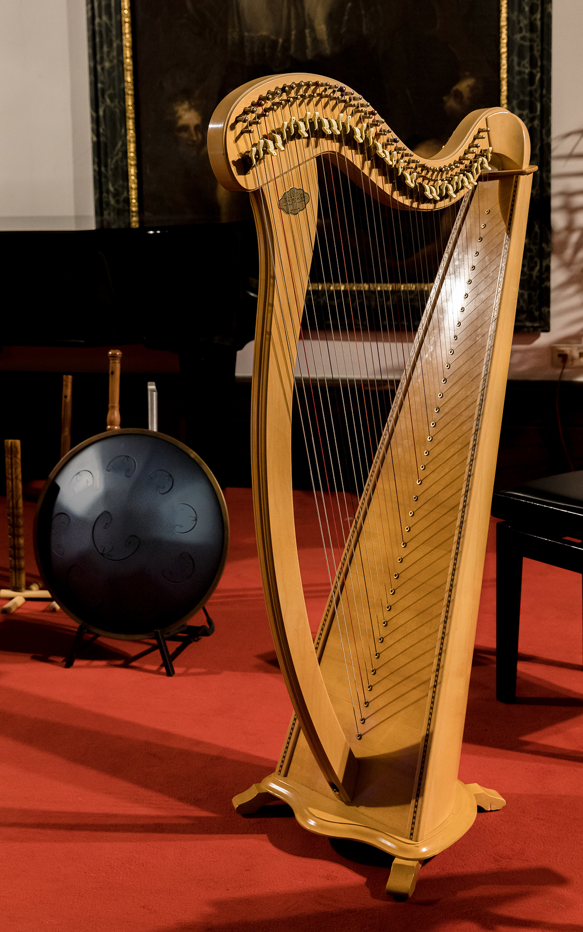Harfe auf der Bühne des Augustinussaals im Stift Klosterneuburg