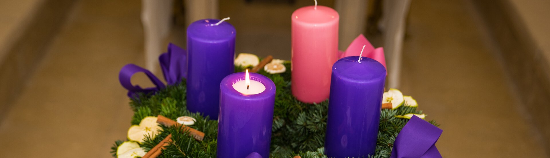 Adventkranz mit brennender Kerze