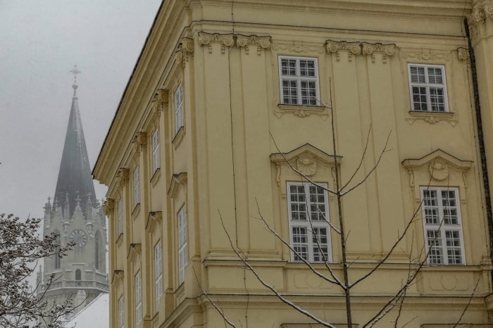 Barockes Stift und Kirchen Türme im Schnee