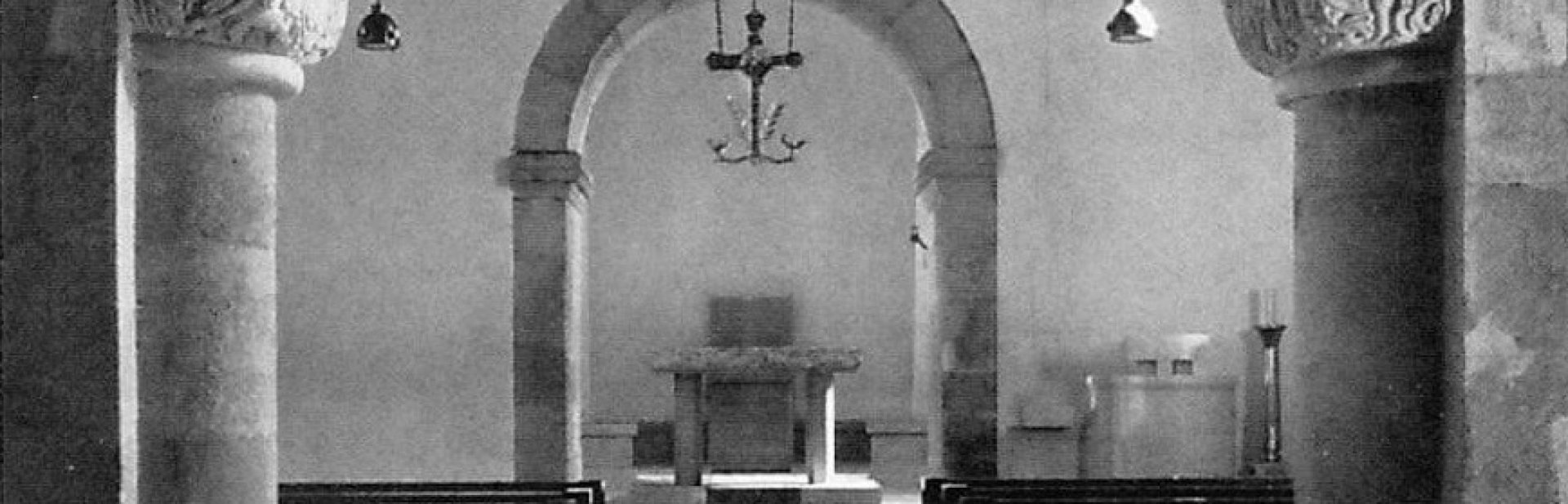 Header Liturgie verstehen: Schwarz-Weiß Foto eines Altar